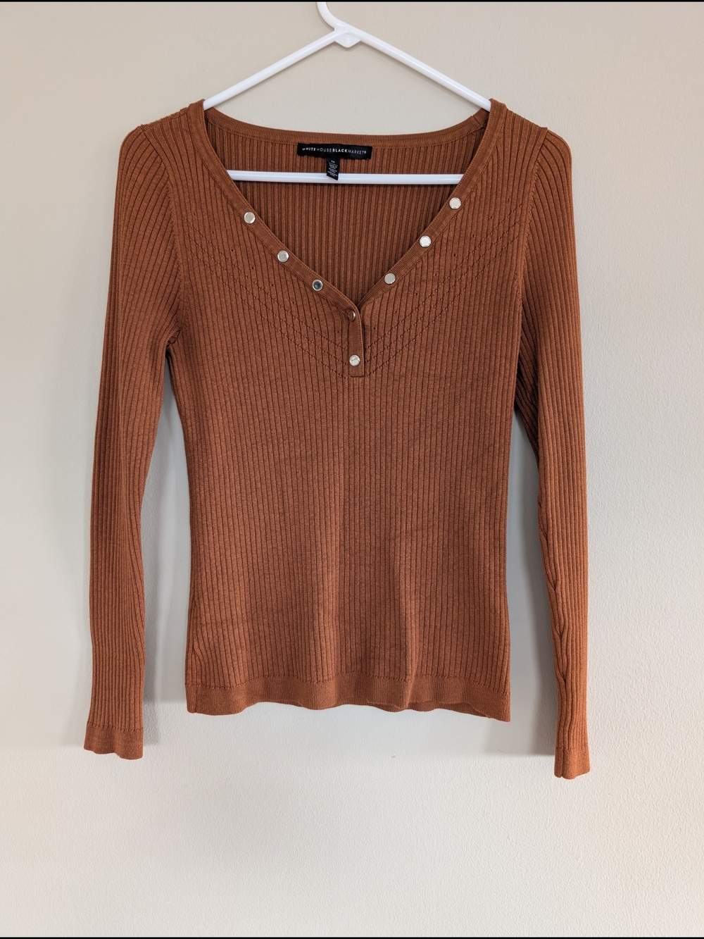 White House Black Market WHBM Ribbed Snap-Detail Long Sleeve Top in Rust